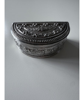 Halv måne dåse nr. 235